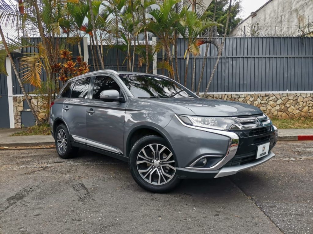 Mitsubishi Outlander Mario's Rent a Car El Salvador